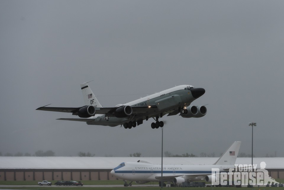RC-135S 코브라 볼 정찰기가 폭우가 쏟아지는 오펏기지에서 이륙하고 있다. (사진: USAF)