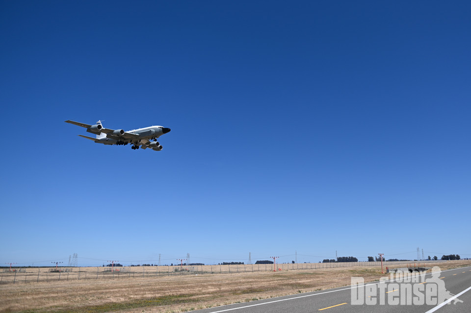 트래비스 공군기지에 RC-135S 코브라 볼이 착륙하려 활주로에 접근하고 있다. (사진: USAF)