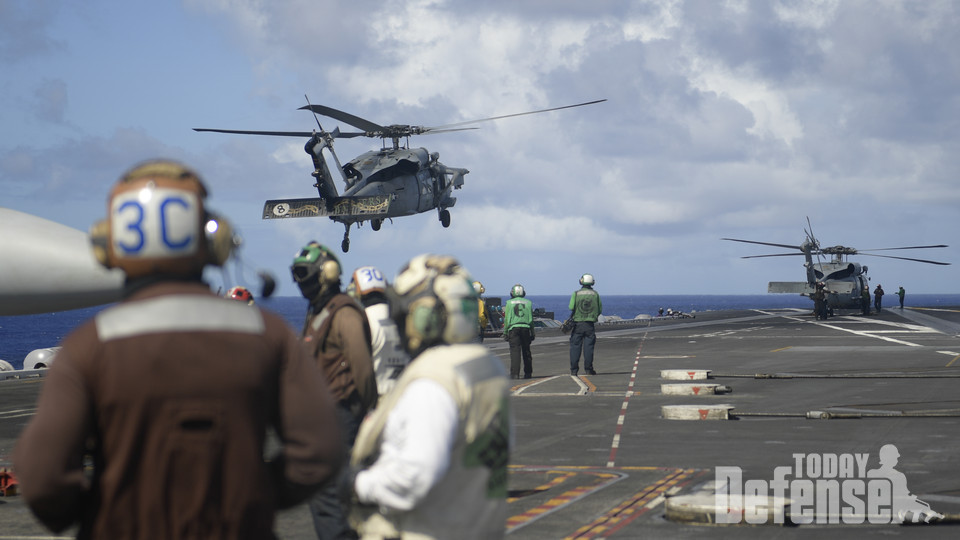 HSC-8 발러 소속 MH-60S 해상작전헬기가 착함하려 한다. (사진: USNAVY)