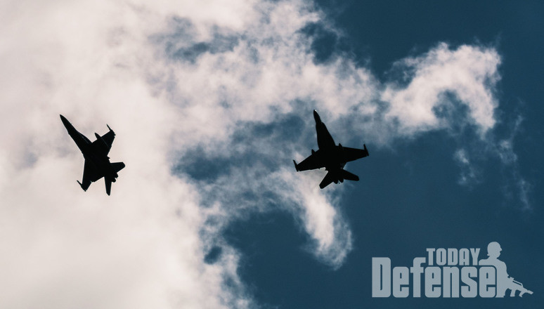 스페인 공군의 F/A-18  전투기들이 발트해의 영공을 순찰하고 있다. (사진: NATO)