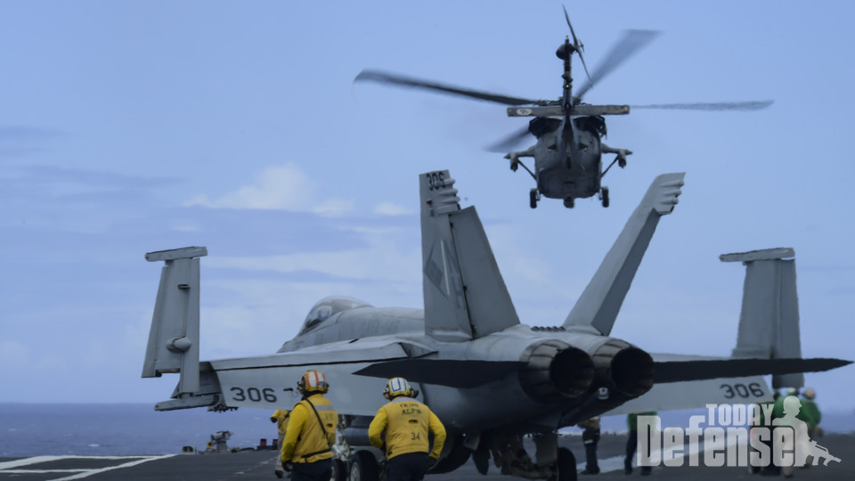 에이트벨러즈 소속의 MH-60S 해상작전헬기가 이륙하고 있다. (사진: USNAVY)