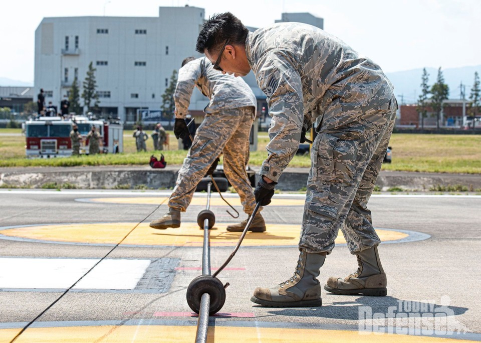 요코다 공군기지의 활주로 이탈저지 장비를 정비하고 있다. (사진: USFJ)