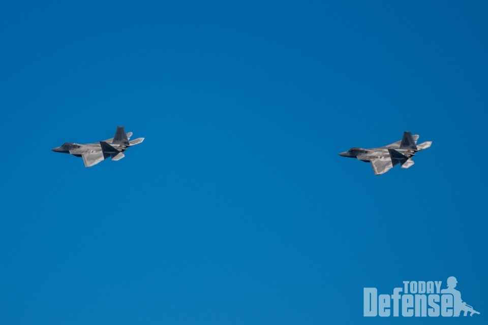 하와이 주방위공군 소속의 F-22 2대가 코로나-19와 싸우는 종사자들에게 비행으로 예의를 다 하고 있다. (사진: USARMY)