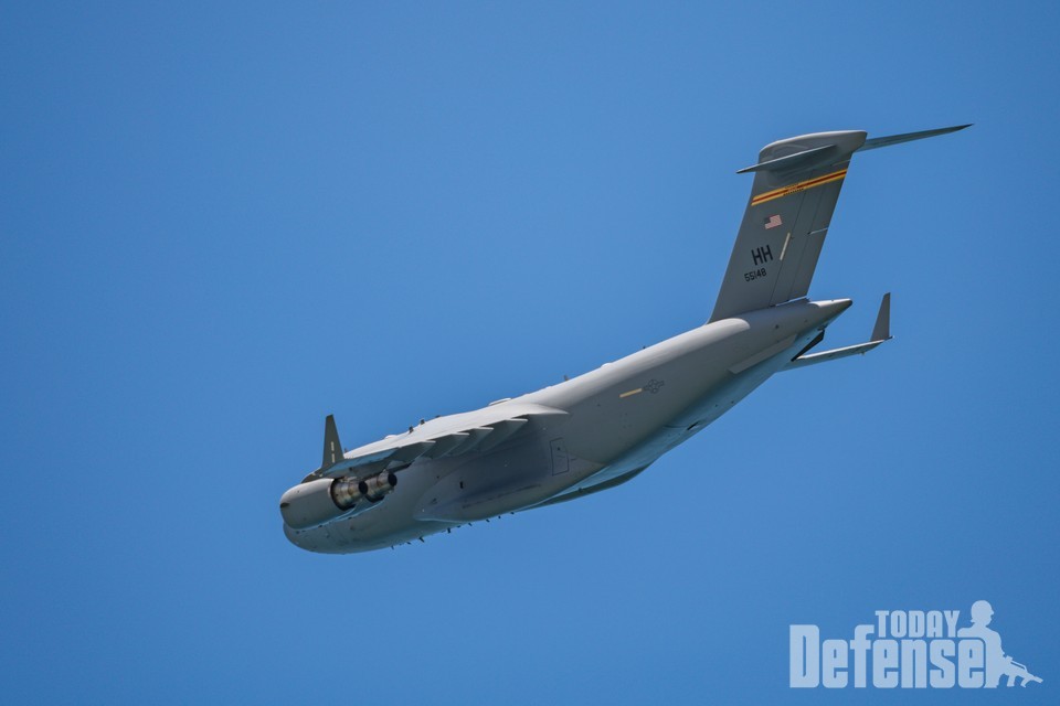 하와이 주방위공군 소속의 C-17 수송기가 코로나-19와 싸우는 종사자들에게 호눌룰루 상공비행으로 예의를 다 하고 있다. (사진: USARMY)
