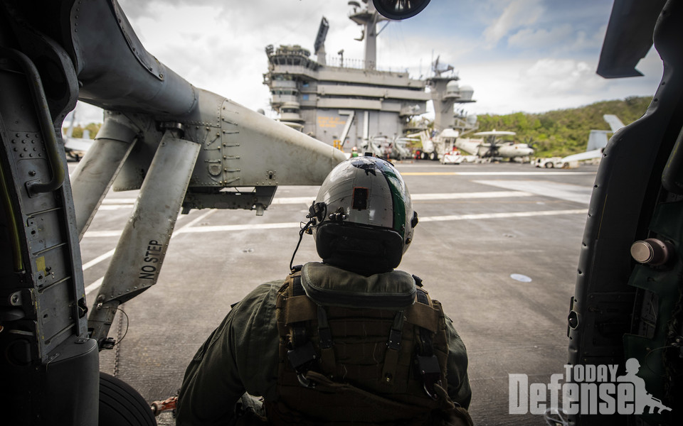 항공모함 시어도어 루즈벨트의 갑판에 MH-60R 씨호크가 보이고 있다. (사진: USMAVY)