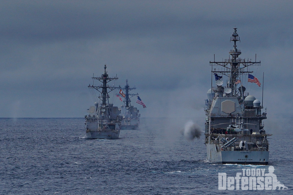 이지스 순양함 USS 프린스턴(CG-59)과 이지스 구축함 랠프 존슨(DDG-114), USS 스테렛(DDG-104), USS 할시(DDG-97)가 복합훈련(COMPTUEX)의 일환으로 함포 실탄 사격을 하고 있다. (사진: USNAVY)