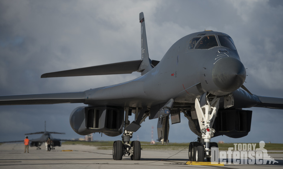 동중국해에서 훈련 종료 후 B-1B 폭격기 편대가 괌 앤더슨 공군기지에 착륙했다. (사진: USAF)