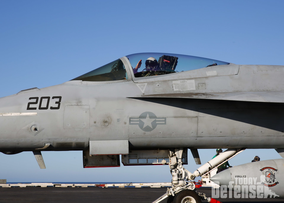VFA-122 플라이 이글스 소속의 FA-18E 슈퍼호넷이 발진 준비를 하고 있다. (사진: USNAVY)