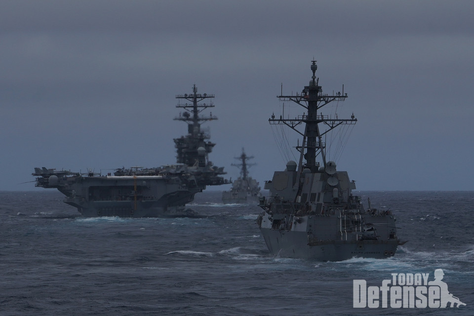 알레이버크급 이지스구축함 USS 랄프 존슨 (DDG-114) 및 USS 스타렛 (DDG-104)은 복합 부대 훈련 (COMPTUEX) 을 하면서  항공모함 USS 니미츠 (CVN-68)와 함께 태평양을 통과하고 있다. (사진: USNAVY)