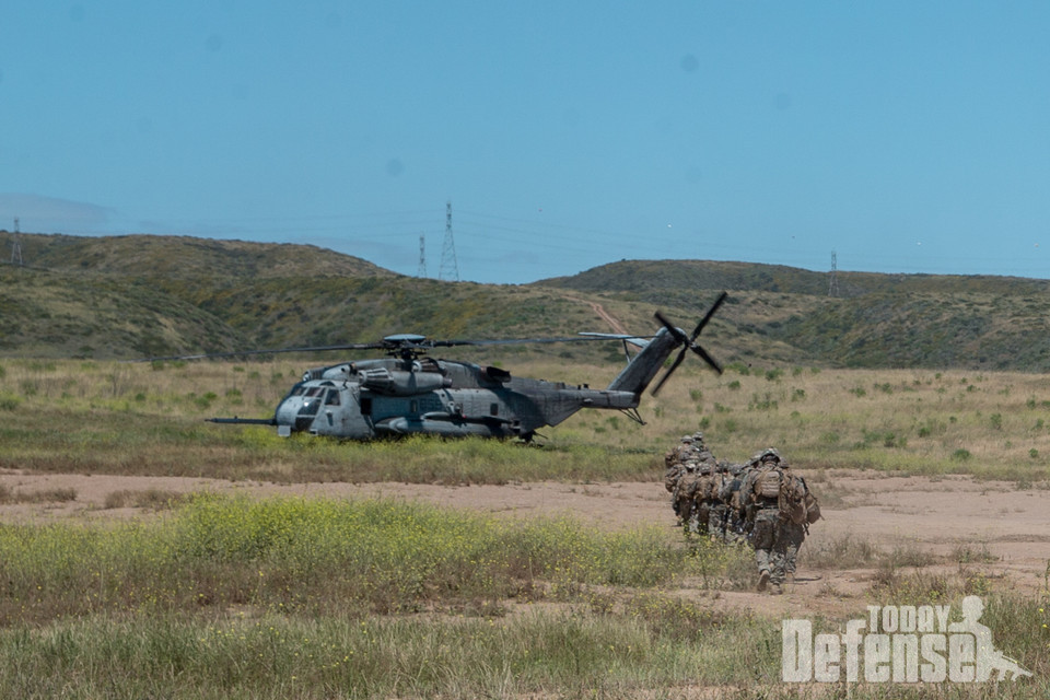 15원정단 소속 해병대원들이 MH-53E 슈퍼 스텔리온으로 신속하게 탑승을 위해 달려가고 있다. (사진: USMC)