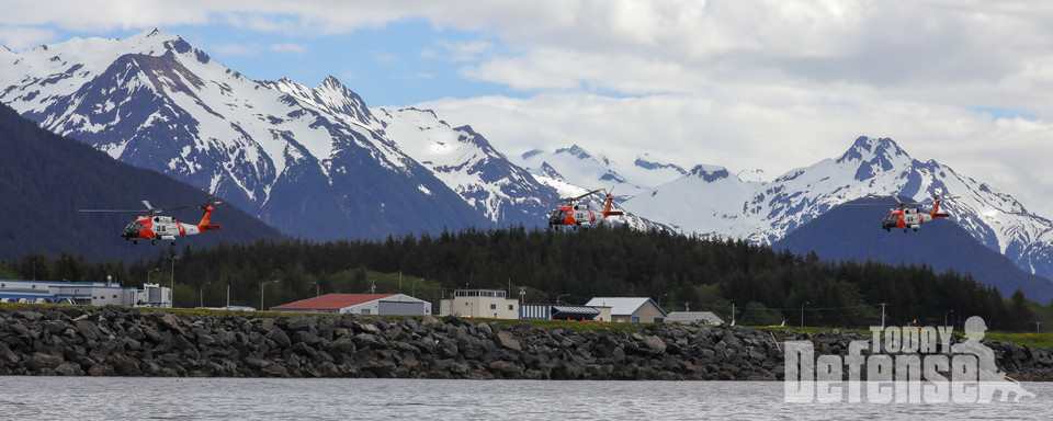 알래스카 시트가 지역을 날고 있느느 미해안경비대 MH-60 제이호크 헬기들 (사진: USCG)