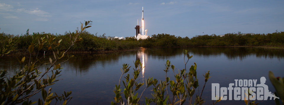 케네디 우주센터에서 스페이스 X 로켓이 발사되었다. (사진: USMC)