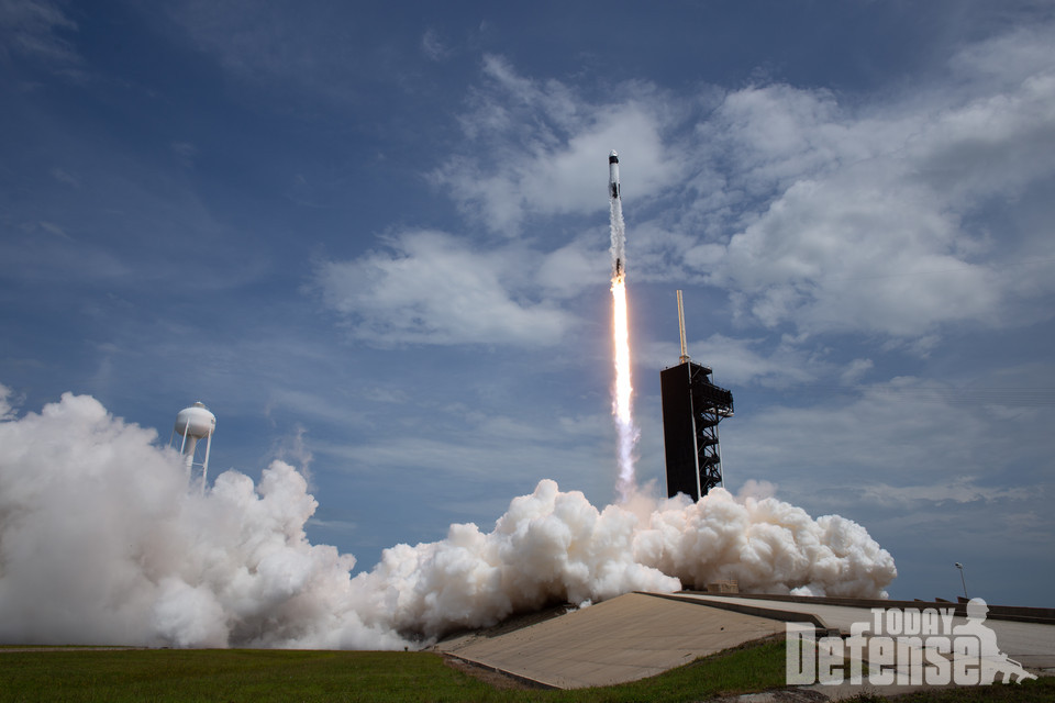 스페이스 X는 우주 정거장에 도킹을 할 예정이다. (사진: USMC)