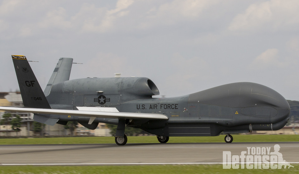 요코타 공군기지에서 임무 투입될 글로벌 호크 고고도 무인 정찰기 (사진: USAF)
