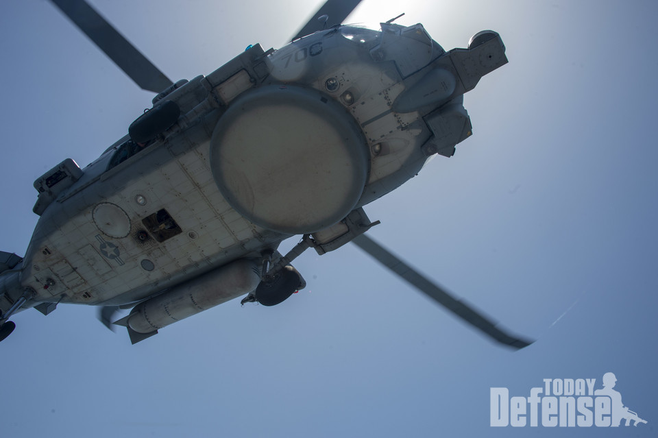 SHC-74 소속의 MH-60R 해상작전헬기가 물자를 보급 받기 위해 제자리 비행을 하고 있다. (사진: USNAVY)
