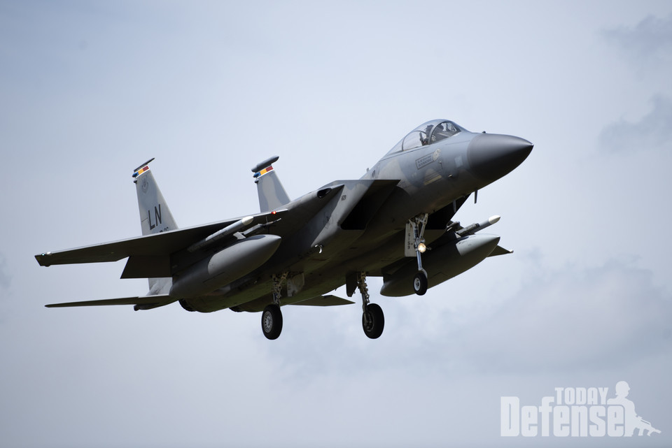 F-15C 전투기가 영국 왕립 공군 라켄히트에 착륙할 준비를 하고 있다. (사진: USAF)