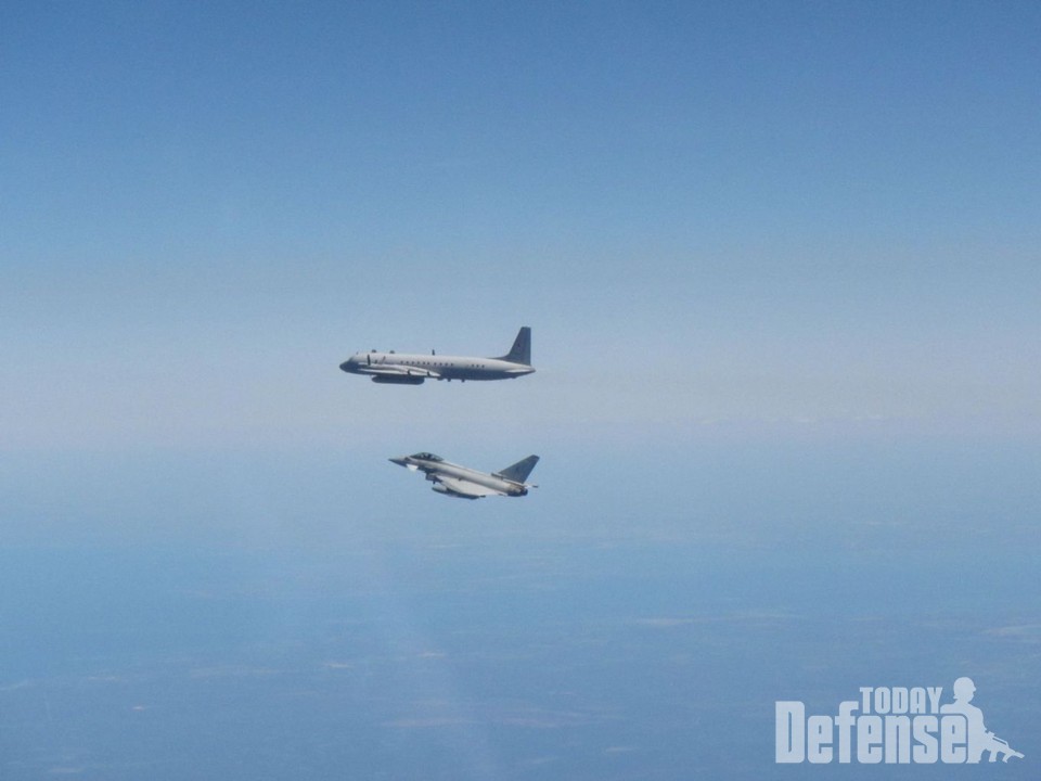 RAF 소속의 135원정전투비행단 타이푼 전투기가 러시아 정찰기를 요격하고 있다.(사진: RAF)