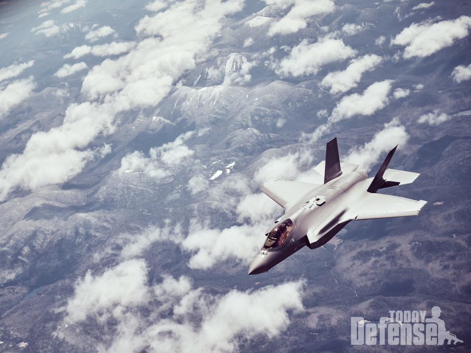 버몬트 주상공을 날고 있는 F-35A 전투기 (사진: USAF)