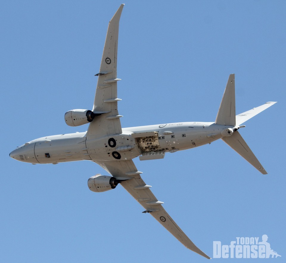 데모비행 중 P-8A 포세이돈이 무장창을 오픈하고 있다. (사진: 신선규)