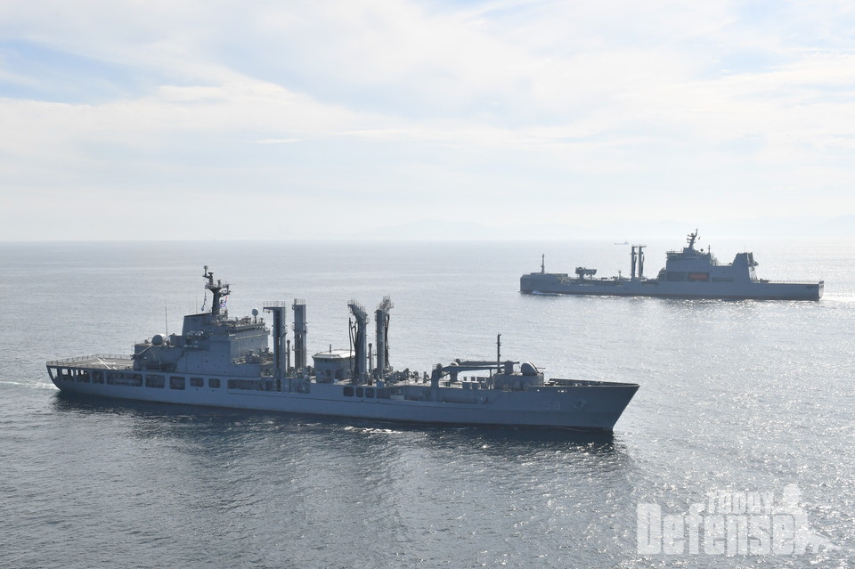 대청함(사진 하단)(AOE, 4200톤)이 6월 10일 귀국항해차 출항한 뉴질랜드 수출 군수지원함을 해상환송 하고 있다. (사진: 해군)