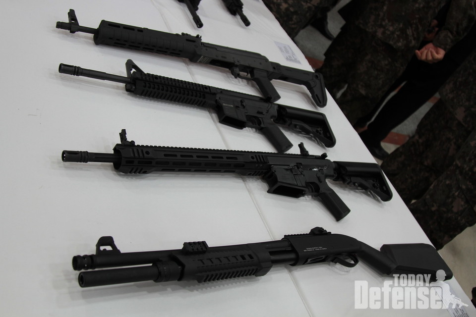 위에서부터 DAK47P 소총, DAR15 카빈 소총, DAR10 소총, RAPID V_3 택티컬 산탄총 (사진: 디펜스 투데이)