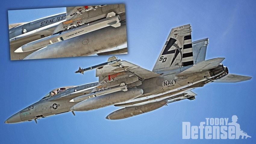 미해군 23중대(VX-23)는 F/A-18E에 탑재해서 시험비행에 성공했다. (사진: USNAVY)