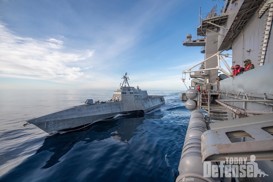 인디펜던스급 연안 전투함인 USS 오마하(LCS-12)가 항모 시어도어 루즈벨트(CVN 71)와 나란히 해상에 연료를 공급하기 위해 선회하고 있다. 시어도어 루즈벨트는 동태평양에서 일상적인 훈련을 진행하고 있다. (사진: USNAVY)