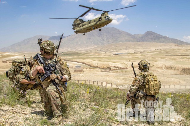 제48보병여단 전투단의 제1대대 121보병연대 소속 장병들이 아프가니스탄 남동부에서 주요 지도자 참여 후 CH-47 치누크 헬기가 착륙하면서 경비를 서고 있다. 제48보병여단전투단 투입했다. (사진: USARMY)