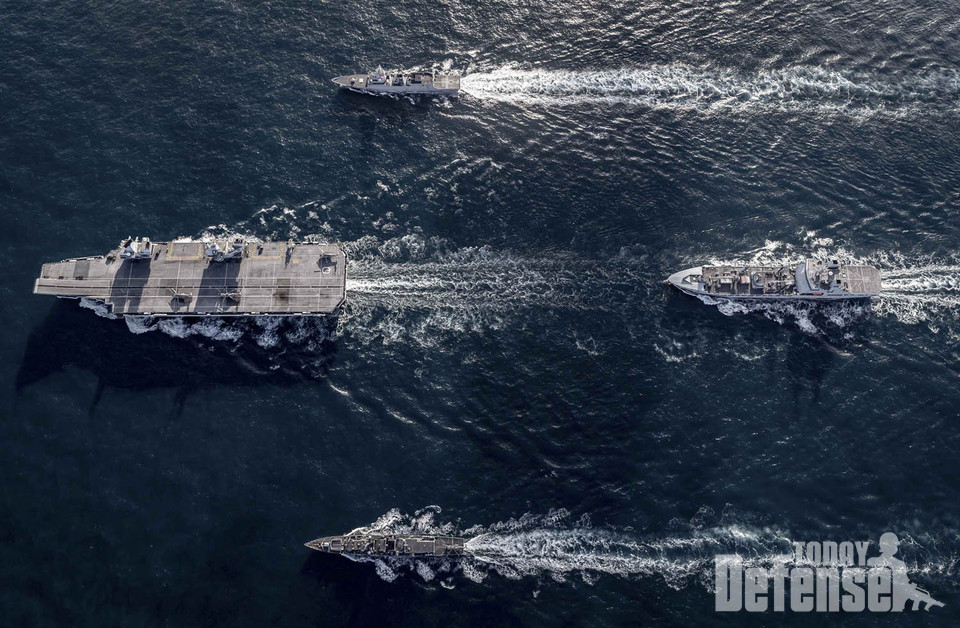 HMS 퀸 엘리자베스 항모타격단이 항해를 하고 있다. (사진: UKNAVY)