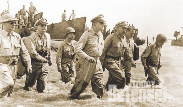 미 육군 장군 더글러스 맥아더는 1944년 10월 필리핀 레이테 만으로 돌아온다. (사진: 국립문서보관소 사진)