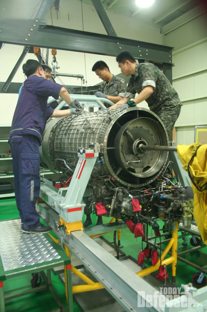FA-50에 탑재되는 F404-GE-102 엔진을 정비 중인 모습(사진: 디펜스 투데이)
