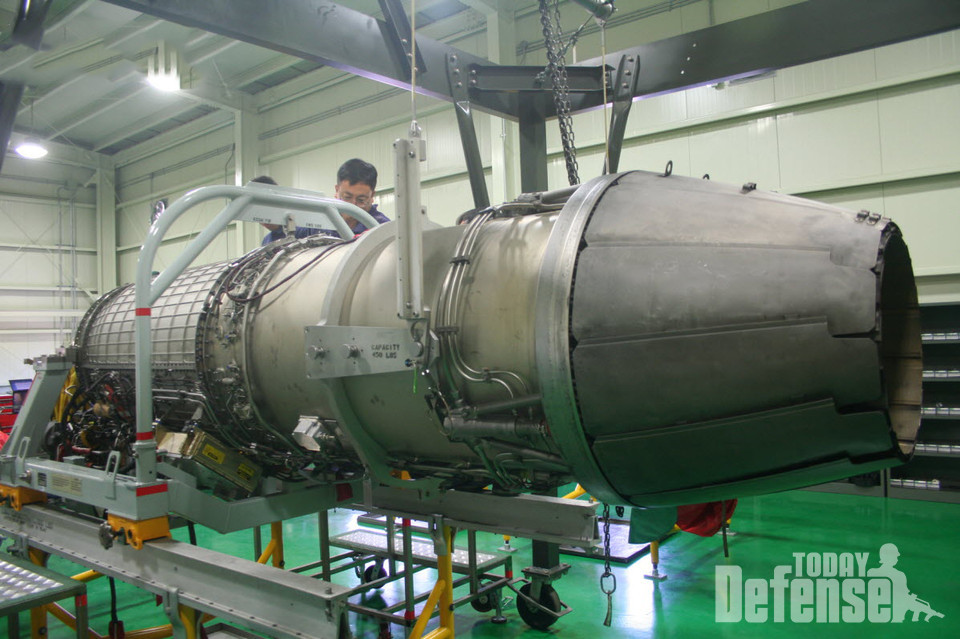 FA-50에 탑재되는 F404-GE-102 엔진을 정비하는 모습 (사진: 디펜스 투데이)