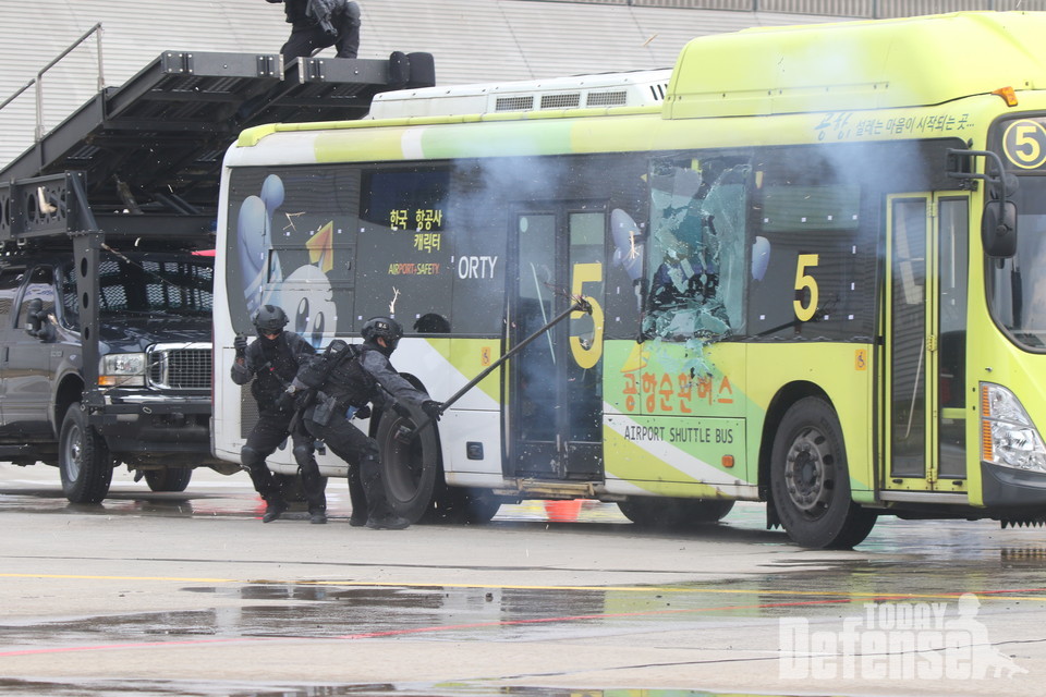 공항 순환버스에서 발생한 인질테러를 진압하고 인질을 구출하기 위하여 버스의 유리를 파괴하고 차내로 돌입하는 특전사 대테러요원들. (사진: 디펜스 투데이)