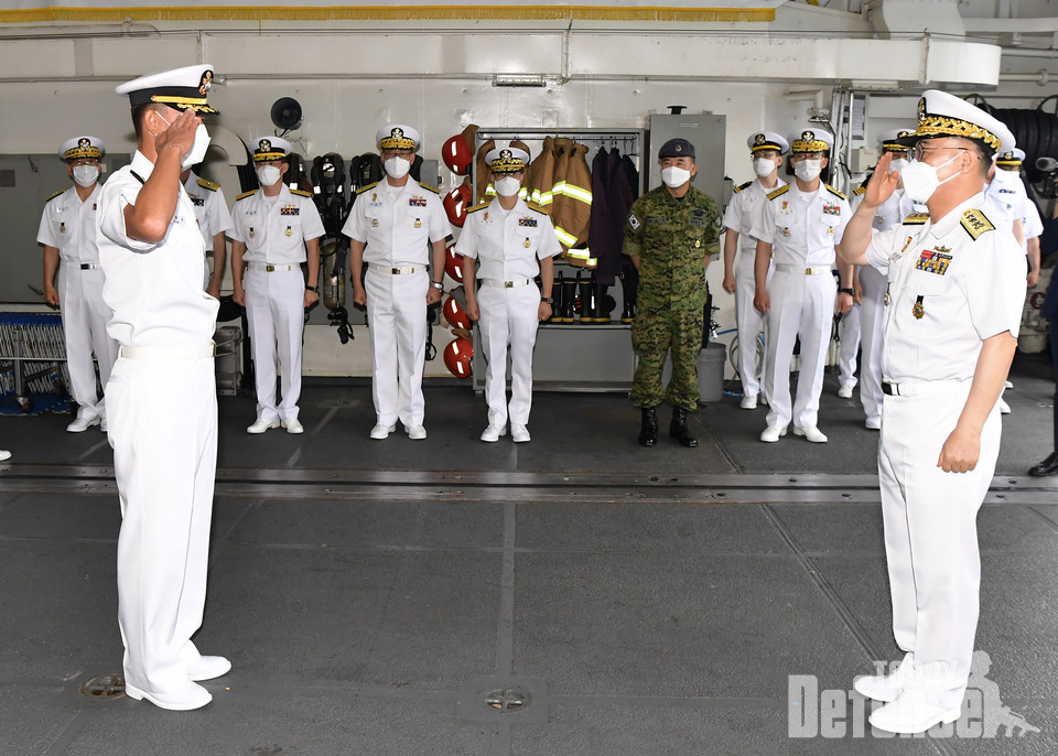 이종호 해군작전사령관(오른쪽)이 7월 3일 오전 왕건함 격납고에서 청해부대 31진 부대장 황종서 대령(왼쪽)으로부터 파병복귀 신고를 받고 있다. (사진: 해군작전사령부)