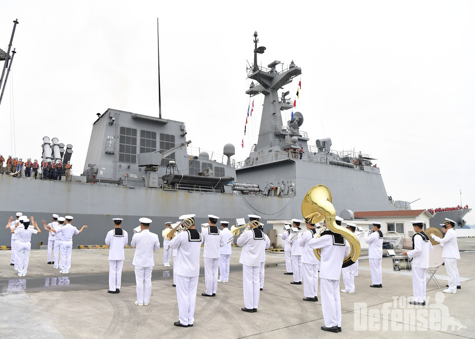 청해부대 31진 왕건함이 7월 3일 오전 해군 군악대의 환영을 받으며 진해 군항에 입항하고 있다. (사진: 해군작전사령부)