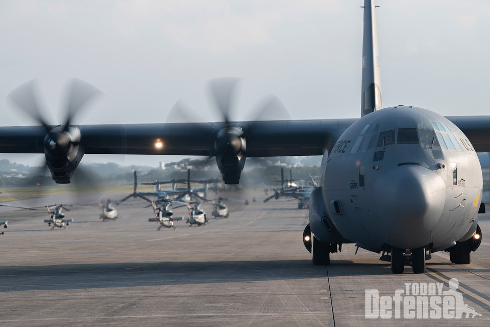 미국 텍사스주 다이스 공군기지 소속 C-130J 수송기가 2020년 2월 21일 일본 후텐마 해병대 공군기지에서 열린 에이질 컴뱃 임플로이먼트 훈련 도중 주차장으로 택시를 타고 이동하고 있다. ACE 개념을 활용하는 연습은 인도태평양에서 전진배치된 군대가 즉각적으로 파트너, 동맹국 및 미국의 이익을 보호하고 방어할 준비가 되어 있음을 보장한다. (사진: USAF)