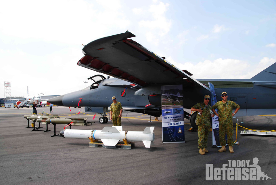 호주공군의 장거리 F-111 전폭기의 무장 (사진: 안승범)