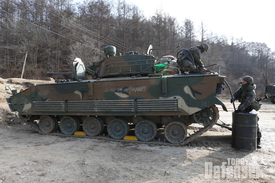 급유 중인 K-21 보병전투장갑차 (사진: 디펜스 투데이)