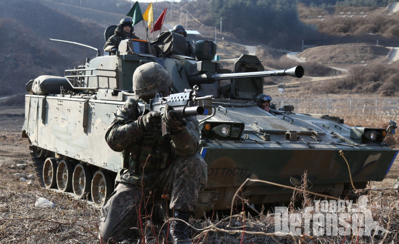 보병을 엄호하는 K-21 보병전투장갑차 (사진: 디펜스 투데이)