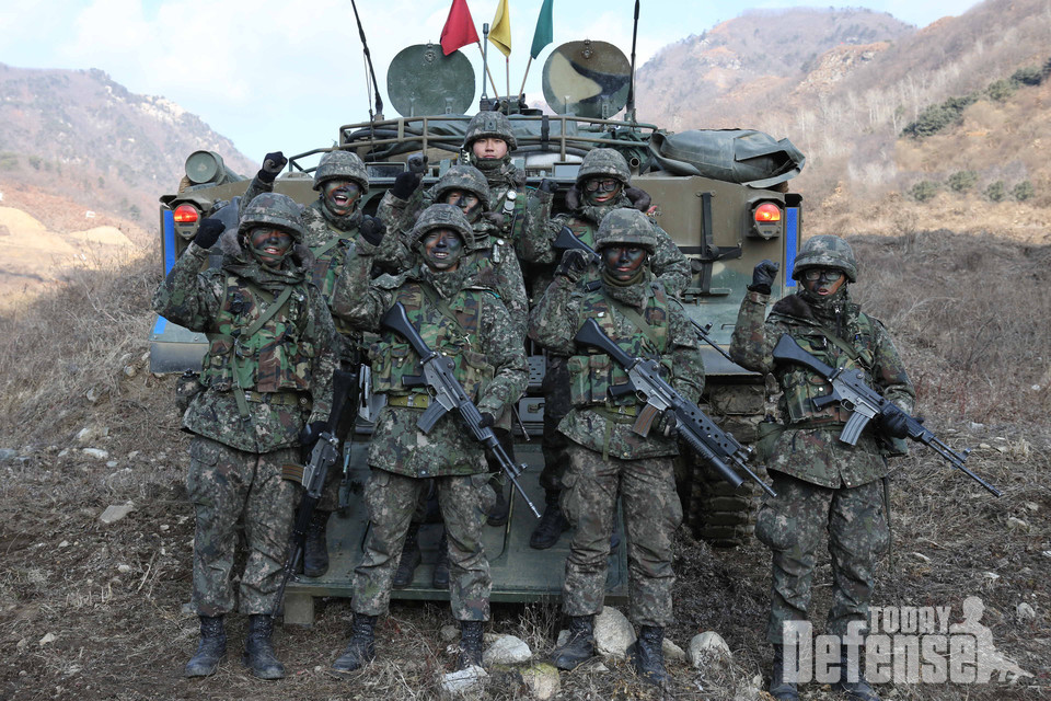K-21 보병전투장갑차와 장병들 (사진: 디펜스 투데이)