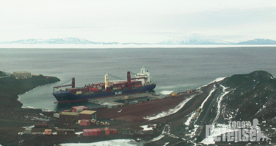 미해군 해상사령부 수송함 SLNC 마고시호가 맥머도역에서 화물 하역 작업을 준비한다. 이 작전은 원격 과학 전초기지를 재공급하기 위한 남극 공동 태스크포스 지원 작전인 Deep Freeze 운영을 지원하는 MSC의 연례 재공급 임무의 일환이다.(사진: USNAVY)