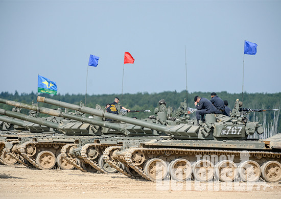T-72B3 전차들이 탱크 바이에슬론 경기에 참가하고 있다. 이대회에서 우승하며 국제대회에 러시아 국가대표로 참가한다. (사진: 러시아 국방부)