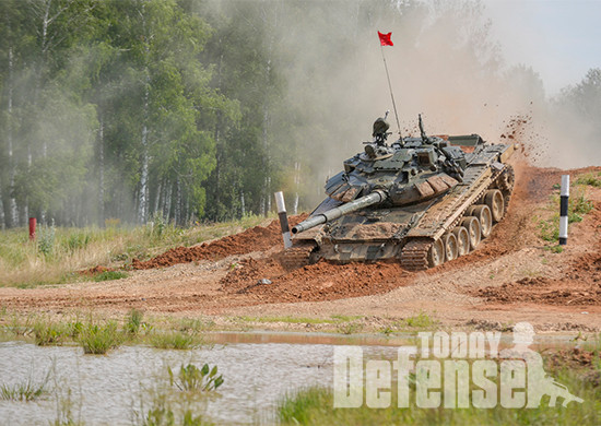T-72B3 전차들이 탱크 바이에슬론 경기에 참가하고 있다. 이대회에서 우승하며 국제대회에 러시아 국가대표로 참가한다. (사진: 러시아 국방부)