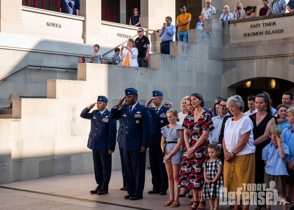 제374 공수부대 지휘관 오티스 C 존스 대령가 2019년 11월 21일 호주 캔버라에서 열린 라스트 포스트 세레모니에서 조의를 표하고 있다. 기념식이 진행되는 동안 방문객들은 전사한 군인을 위해 화환과 헌화를 드리도록 초대된다. (사진: USAF)