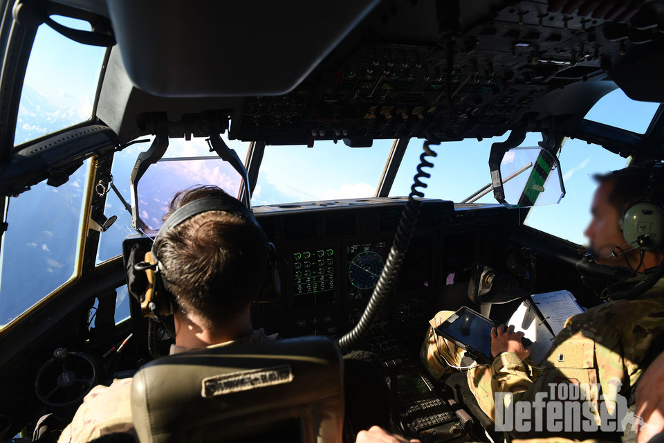 카데나 공군기지 353특수작전군 제 17특수작전비행단에 배속된 에어크루는 11월 15일 그리폰 퍼시픽 20-1 훈련 중 태평양 상공에 MC-130J 특공대 2기를 띄우고 있다. 괌에서 발진, Global Access Special Tactics 팀이 탑승한 두 대의 MC-130J Commando II 항공기가 같은 날 밤 Wake Island와 Kwajalein Atoll에서 추가 병력을 촉진할 수 있는 착륙 구역을 신속하게 구축 및 통제했다. 이러한 특수작전임무는 태평양 전역에 언제 어디서나 병력을 배치할 수 있는 제353차 SOG의 능력을 입증한다. (사진: USAF)