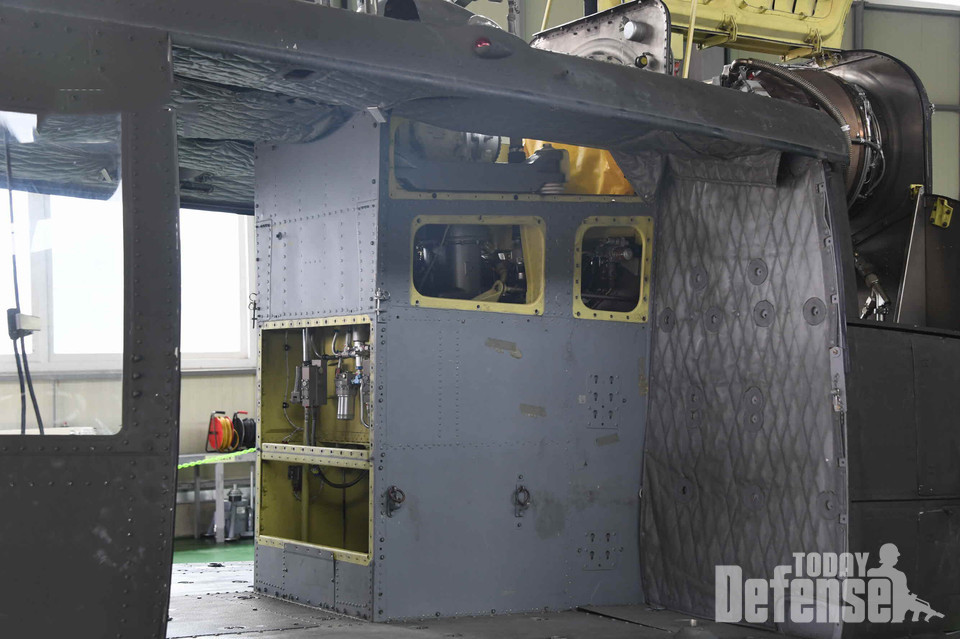 UH-1H 헬기의 내부 (사진: 디펜스 투데이)