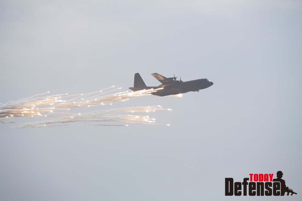플레어를 터뜨리는 C-130H  수송기 (사진: 디펜스 투데이)