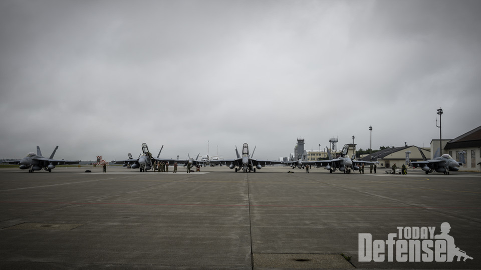 6월 19일 일본 미사와 공군기지에서 열린 퍼시픽 위즐 훈련 중 미 해군 EA-18G 5대가 비행선에 정렬해 있다. 이번 훈련의 목적은 미 해군과 미 공군의 자산을 통합하여 적의 방공망제압을 시뮬레이션하고 미해,공군의 상호운용성을 높이는것이다. (사진: USAF)