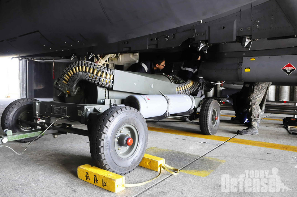F-15K에 기관총 탄약 매거진을 장착중인 모습 (사진: 디펜스 투데이)