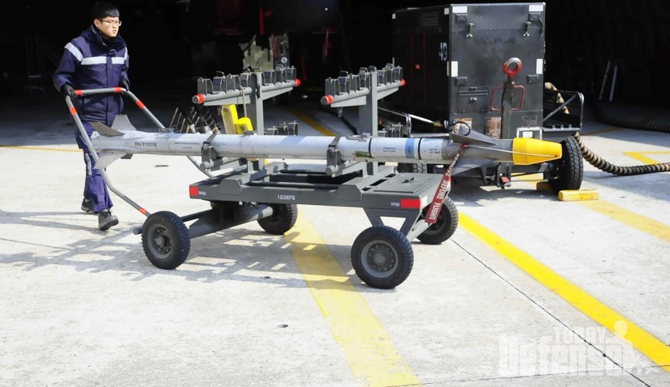 AIM-9X 단거리 공대공 미사일을 장착하기 위해 이동하는모습 (사진: 디펜스 투데이)
